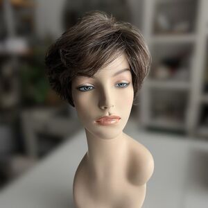 Synthetic Fashion Wig. Jon Renau. O’so’Lite. Brown with 10% gray. Sz: Avg
